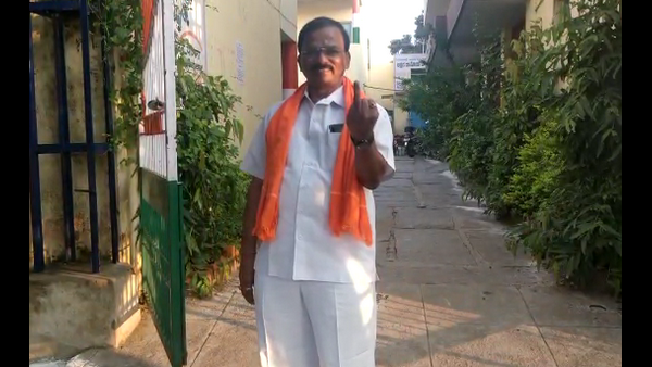  ಬಿಜೆಪಿ ಜಿಲ್ಲಾಧ್ಯಕ್ಷ ಯಶವಂತ ರಾವ್ ಜಾದವ್ ಮತದಾನ