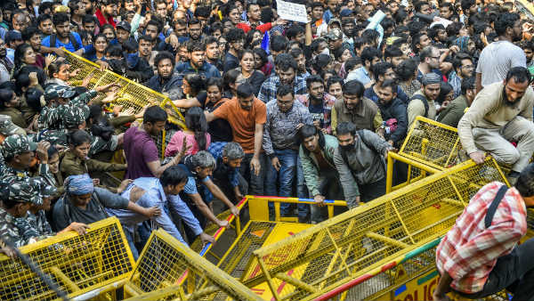 ಕ್ಯಾಂಪಸ್ ಒಳಗೆ ಸ್ಟೂಡೆಂಟ್ಸ್, ಹೊರಗೆ ಪೊಲೀಸ್! 