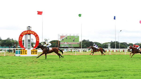ಆಯತಪ್ಪಿ ಬಿದ್ದ ಜಾಕಿಗಳು ಆಯತಪ್ಪಿ ಬಿದ್ದ ಜಾಕಿಗಳು
