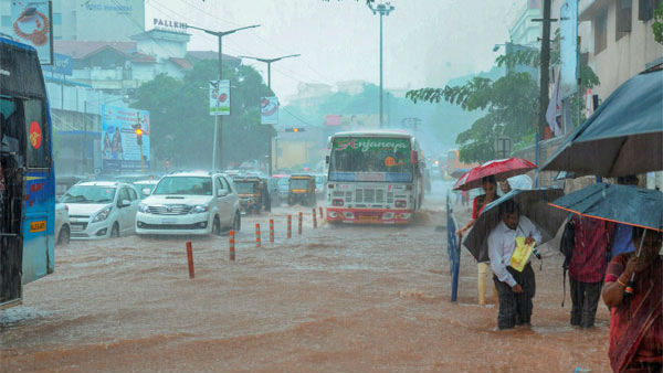 ಧಾರವಾಡ ಜಿಲ್ಲೆಯಲ್ಲಿ ಭಾರಿ ಮಳೆ, ವಿದ್ಯಾರ್ಥಿಗಳ‌‌ ಪರದಾಟ. 
