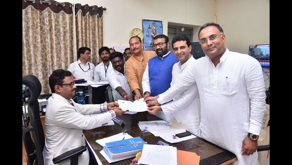 ಕೇವಲ ಮೂವರು ಮುಖಂಡರೊಂದಿಗೆ ನಾಮಪತ್ರ ಸಲ್ಲಿಕೆ 