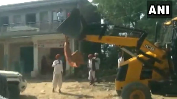 The Women Tries To Climb JCM Machine In rajasthan The Women Tries To Climb JCM Machine In rajasthan