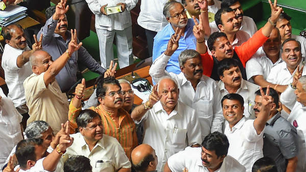 ಸಾಲುಗಟ್ಟಿ ನಿಂತಿದ್ದಾರೆ ಬಿಜೆಪಿ ಶಾಸಕರು