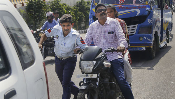 ಬೈಕ್ ಸವಾರರಿಗೆ ಪೊಲೀಸರಿಂದ ನೆಮ್ಮದಿ ನೀಡಿದ ಹೈಕೋರ್ಟ್ ಆದೇಶ 