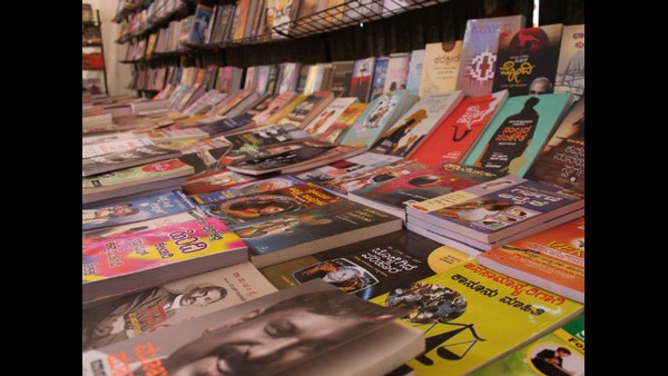 ನಾವು ಇ ಬುಕ್ಸ್ ವಿರೋಧಿಗಳಲ್ಲ 