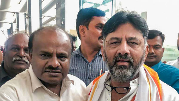 ವಿಮಾನ ನಿಲ್ದಾಣದಲ್ಲಿ ಸ್ವಾಗತ