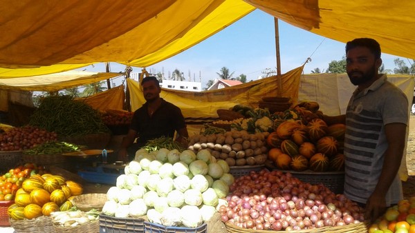  ಬಂಗಾರದಂತೆ ಈರುಳ್ಳಿ ಅಳೆಯುತ್ತಿರುವ ವ್ಯಾಪಾರಿಗಳು