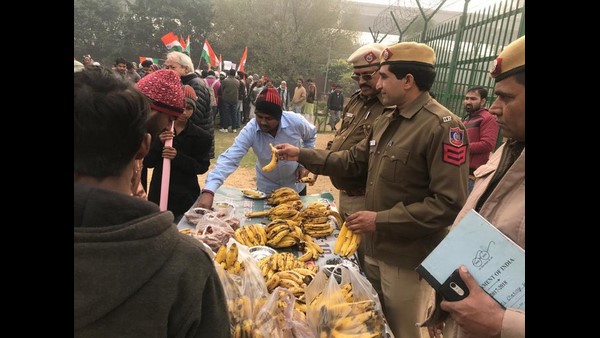 ಪೌರತ್ವ ಕಾಯ್ದೆ ವಿರುದ್ಧ ಪ್ರತಿಭಟಿಸಿದವರಿಗೆ ಬಾಳೆಹಣ್ಣು!