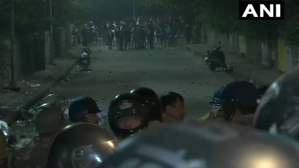 ಮಾನವ ಸರಪಳಿ ನಿರ್ಮಿಸಿ ಪೊಲೀಸರ ವಿರುದ್ಧ ಪ್ರತಿಭಟನೆ 