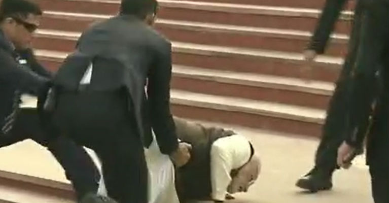 ಕ್ಷಣಾರ್ಧದಲ್ಲಿ ವಿಡಿಯೋ ವೈರಲ್ ಆಗಿದೆ ಕ್ಷಣಾರ್ಧದಲ್ಲಿ ವಿಡಿಯೋ ವೈರಲ್ ಆಗಿದೆ