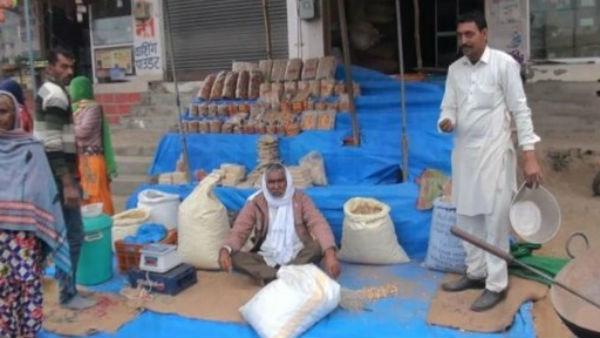  ಚಿಕ್ಕಪುಟ್ಟ ವ್ಯಾಪಾರದೊಂದಿಗೆ ಜೀವನ ಸಾಗಿಸುತ್ತಿರುವ ಕುಟುಂಬ