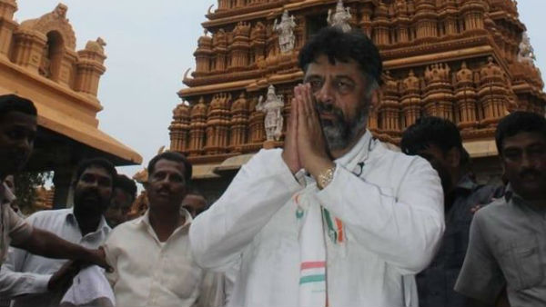 ಅಂತರ ಕಾಯ್ದುಕೊಳ್ಳುತ್ತಿದ್ದಾರೆ