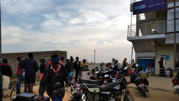 Peoples Stand In Line For Aadhar Card Correction In Tumkur