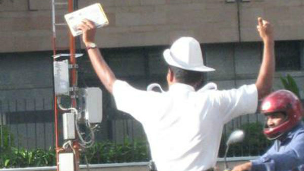 ಅಂಬ್ಯುಲೆನ್ಸ್ ಗೆ ದಾರಿ ಮಾಡಿಕೊಟ್ಟ ವಾಹನ ಸವಾರರು