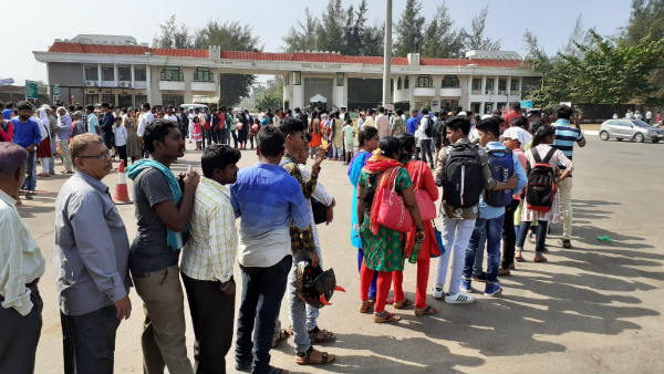 ಸಾರ್ವಜನಿಕರು ಸಿಬ್ಬಂದಿ -ಮಾತಿನ ಚಕಮಕಿ 