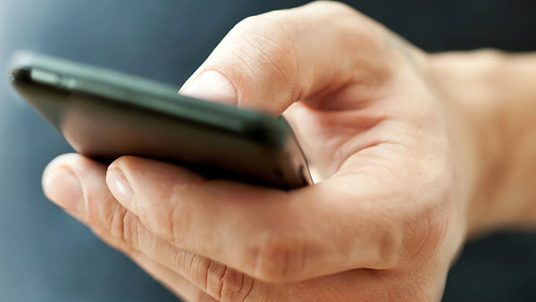 'ಕರೆ ಮಾಡಿಕೊಡುತ್ತೇನೆ ಮೊಬೈಲ್ ಕೊಡಿ'