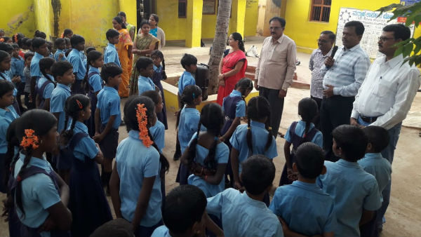 ಶಾಲಾ ಮಕ್ಕಳಿಗೆ ಕೊಠಡಿ ವ್ಯವಸ್ಥೆ ಕಲ್ಪಿಸಿದ ಅಧಿಕಾರಿಗಳು