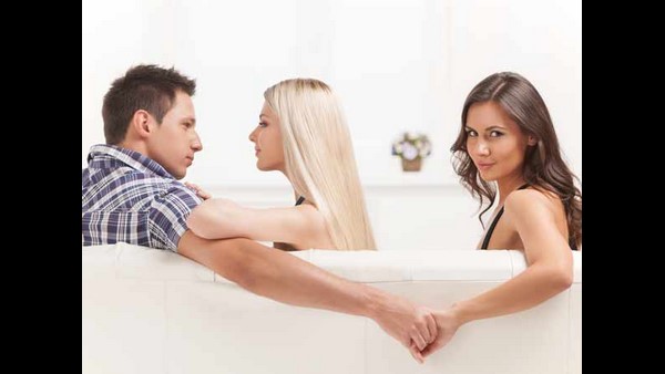 ಮಹಿಳೆಯರೂ ಕೂಡಾ ಡೇಟಿಂಗ್ ಆಪ್ ಬಳಸುವುದರಲ್ಲಿ ಎತ್ತಿದ ಕೈ 