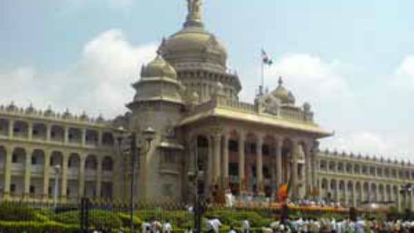 ಯಾರು ಯಾರಿಗೆ ಎಲ್ಲಿ ಹಕ್ಕುಪತ್ರ ವಿತರಣೆ?