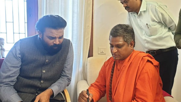 ರಮೇಶ್ ಜಾರಕಿಹೊಳಿ Vs ಶ್ರೀರಾಮುಲು 