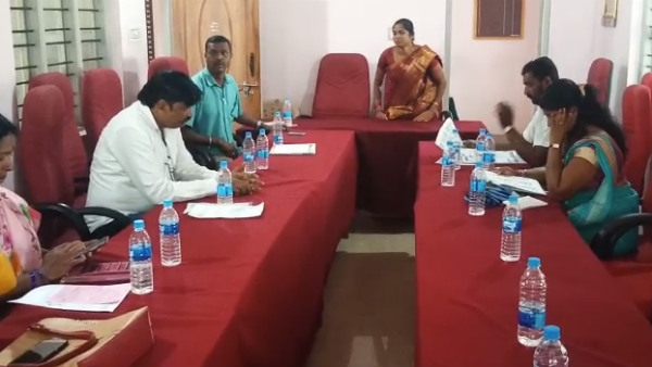 Torn Shirt By Chairwoman At The Gram Panchayat Meeting