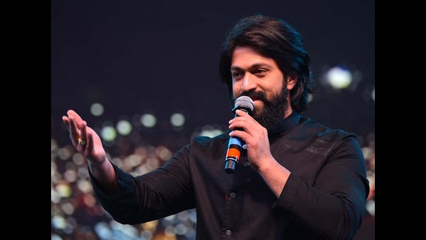  ಯಶ್ ಕಾರ್ ಮುಂದೆ ನಿಂತು ಸೆಲ್ಫೀ ತೆಗೆದುಕೊಂಡ ಅಭಿಮಾನಿಗಳು