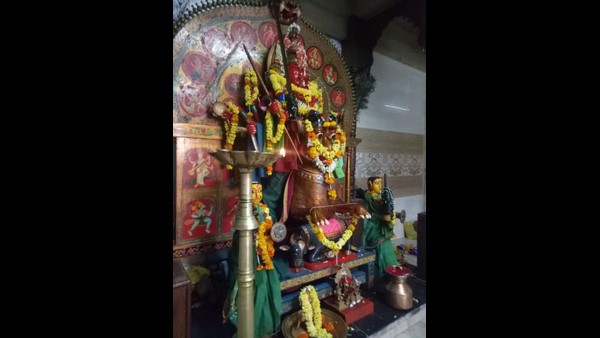 ದೀಪಸ್ತಂಭ ನೀಡಿ ಹರಕೆ ತೀರಿಸಿದ ಭಕ್ತರು ದೀಪಸ್ತಂಭ ನೀಡಿ ಹರಕೆ ತೀರಿಸಿದ ಭಕ್ತರು