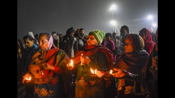 ಪಶ್ಚಿಮ ಬಂಗಾಳದ ಹಲವೆಡೆ ಭಕ್ತರ ಪುಣ್ಯಸ್ನಾನ 