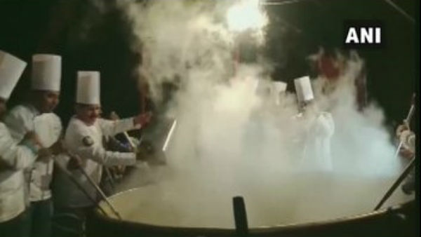 ಮುಖ್ಯಮಂತ್ರಿ ಎದುರಿನಲ್ಲೇ ಪ್ರಮಾಣಪತ್ರ ವಿತರಣೆ 