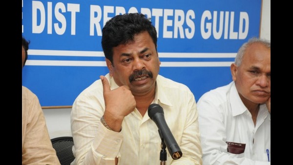 ಸಹಿ ಸಂಗ್ರಹಿಸುತ್ತಿರುವ ರೇಣುಕಾಚಾರ್ಯ 