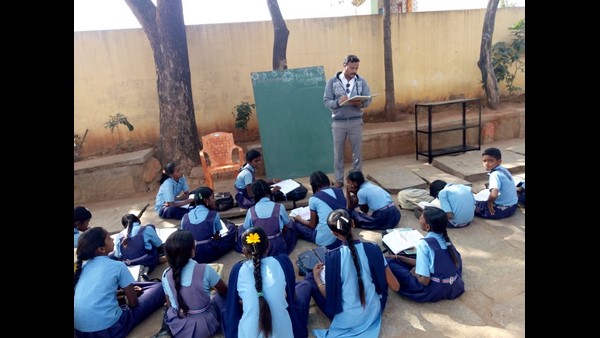  ಕೊಠಡಿಗಳಿಗೆ ಹೋಗಲು ಒಂದು ಕಿ.ಮೀ ಕ್ರಮಿಸಬೇಕು
