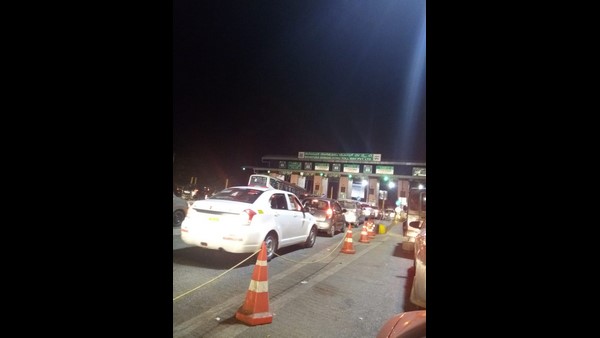 ವಾರಾಂತ್ಯದಲ್ಲಂತೂ ಟೋಲ್ ಅನ್ನು ಕ್ರಾಸ್ ಮಾಡಿಕೊಂಡು ಹೋಗುವುದೇ ದೊಡ್ಡ ಸಾಹಸ 