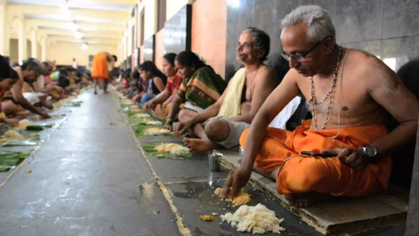 ಭೋಜನಶಾಲೆಯಲ್ಲಿ ಪಂಕ್ತಿ ಭೋಜನ ಭೋಜನಶಾಲೆಯಲ್ಲಿ ಪಂಕ್ತಿ ಭೋಜನ