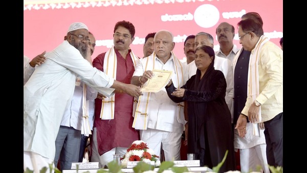 ಜಿಲ್ಲಾಧಿಕಾರಿಗಳೇ ಹಳ್ಳಿಗೆ ನಡೀರಿ ಜಿಲ್ಲಾಧಿಕಾರಿಗಳೇ ಹಳ್ಳಿಗೆ ನಡೀರಿ