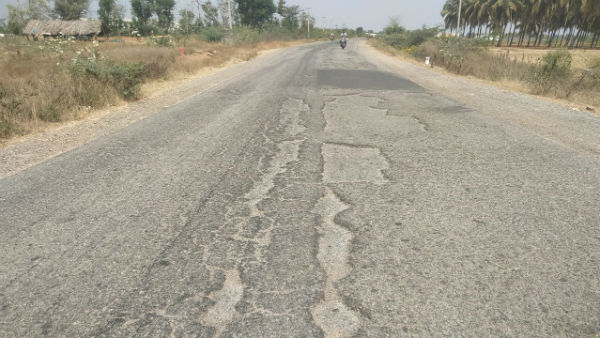 Protest In Hiriyuru For Bidar-Srirangapattana Road Repair 