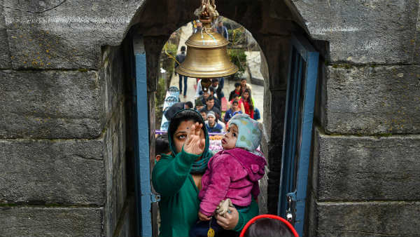 ಶ್ರೀನಗರದ ಶಂಕರಾಚಾರ್ಯ ದೇವಸ್ಥಾನಕ್ಕೆ ಕಂದನೊಂದಿಗೆ ತಾಯಿ