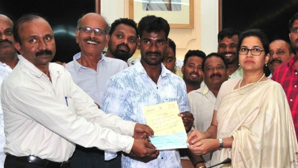 ಅರ್ದಗಂಟೆಯ ಬಳಿಕ ಚೆಕ್ ಕೊಟ್ಟ ಕಾರ್ಮಿಕ ಇಲಾಖೆ ಅಧಿಕಾರಿಗಳು