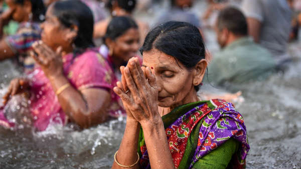 ಕೃಷ್ಣಾ ನದಿಯಲ್ಲಿ ಪುಣ್ಯಸ್ನಾನ ಮಾಡಿದ ಭಕ್ತರು
