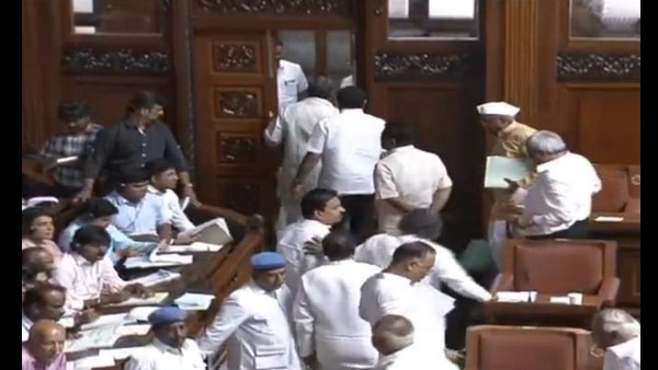 ಸ್ಪೀಕರ್ ನಡೆ ವಿರೋಧಿಸಿ ಕಾಂಗ್ರೆಸ್ ಸದಸ್ಯರ ಸಭಾತ್ಯಾಗ