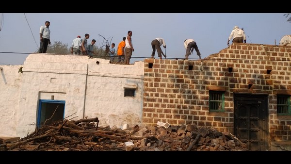 ಸ್ವಯಂ ಪ್ರೇರಿತರಾಗಿ 20ಕ್ಕೂ ಹೆಚ್ಚು ಮನೆ ತೆರವು ಸ್ವಯಂ ಪ್ರೇರಿತರಾಗಿ 20ಕ್ಕೂ ಹೆಚ್ಚು ಮನೆ ತೆರವು