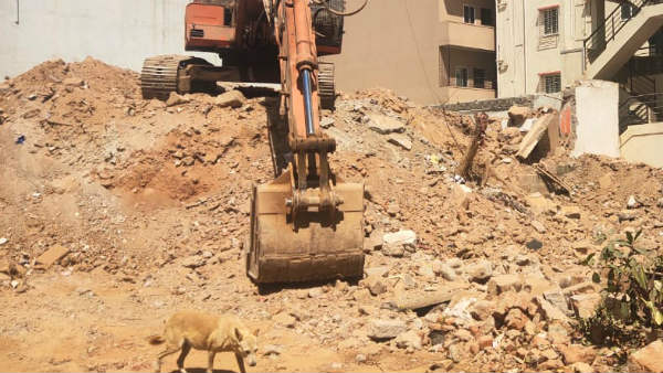 ವಾಲಿದ್ದ 5 ಅಂತಸ್ತಿನ ಕಟ್ಟಡ