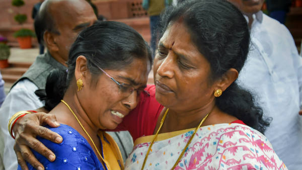 ಕಂಗಾಲಾದ ಕುಟುಂಬದವರು