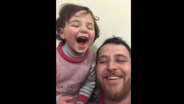 Syria: Dad Teach The Laughing Game For His Daughter, Reason Is Very Interesting Syria: Dad Teach The Laughing Game For His Daughter, Reason Is Very Interesting