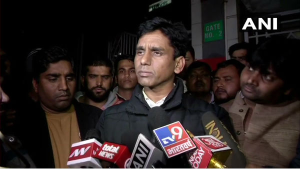 ಬೆಂಗಾವಲು ವಾಹನದ ಮೇಲೆ ಗುಂಡಿನ ದಾಳಿ ಬೆಂಗಾವಲು ವಾಹನದ ಮೇಲೆ ಗುಂಡಿನ ದಾಳಿ