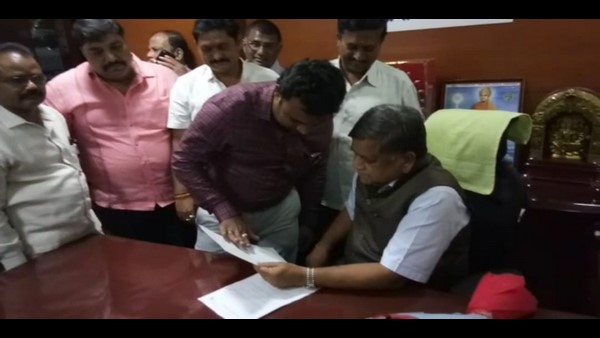 ಮಹಾದಾಯಿ ಅನುಷ್ಠಾನ ಕುರಿತು ಕೇಂದ್ರಕ್ಕೆ ನಿಯೋಗ ಮಹಾದಾಯಿ ಅನುಷ್ಠಾನ ಕುರಿತು ಕೇಂದ್ರಕ್ಕೆ ನಿಯೋಗ