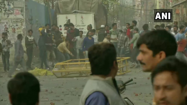 Anti-CAA Protest: Stone Pelting Between Two Groups In Maujpur Area 