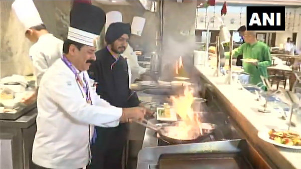 ವಿದೇಶ ಪ್ರಯಾಣದಲ್ಲಿಯೂ ಮಾಂಸಾಹಾರ ಬೇಕು