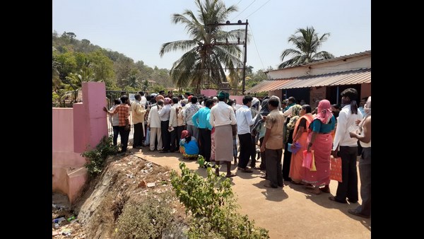 ಪಾರ್ಶವಾಯು ಆಸ್ಪತ್ರೆ ಬಂದ್ ಮಾಡಿದ ಗ್ರಾಮಸ್ಥರು