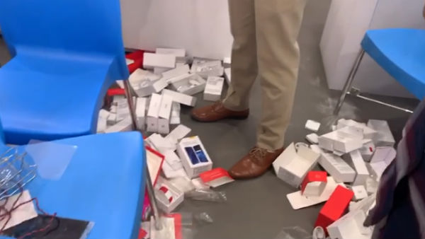 Video Of Thieves Grabbing I-Phones Captured In CCTV Video Of Thieves Grabbing I-Phones Captured In CCTV