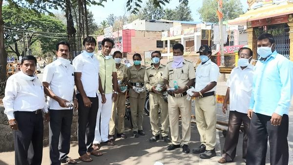 HD Kumarswamy Fans Help To Civil Labors And Police In Ramanagara